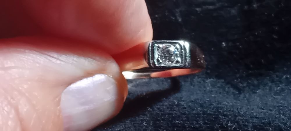 Złoty pierścionek z oprawa platynową  brylantu