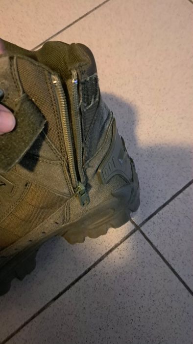 Bota resistente tanto para caminhar como andar no dia a dia.