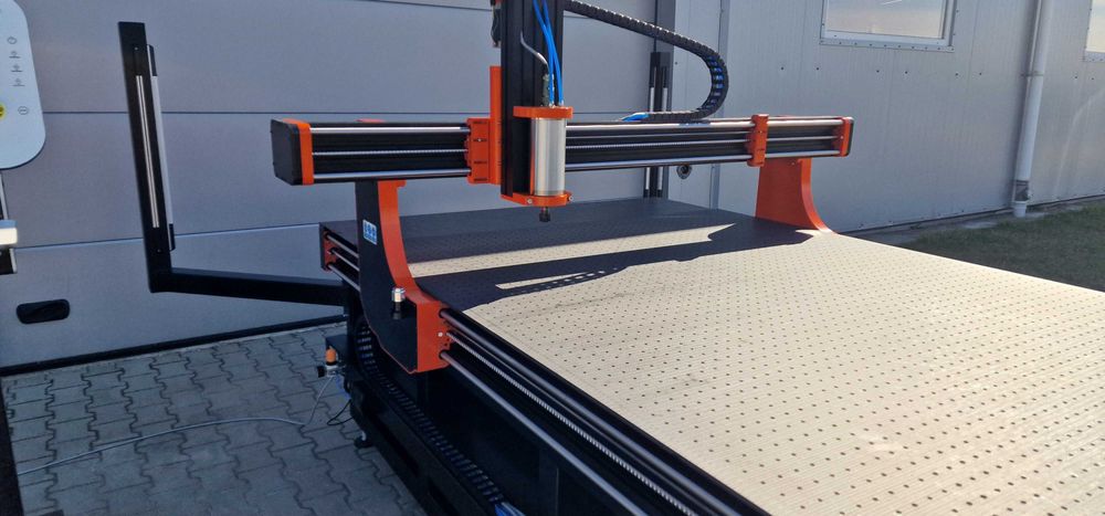 Ploter frezujący CNC BlackMill 1624 – frezarka do drewna i plexi
