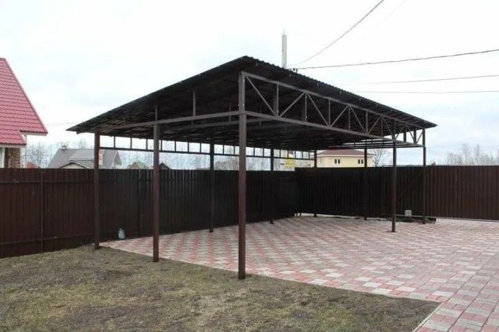 Eleganckie zadaszenie auta – praktyczne rozwiązanie