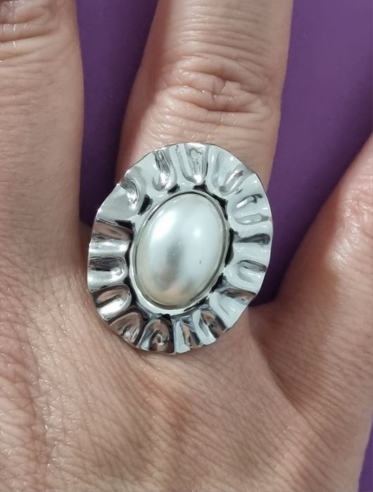 Anel prateado, em aço inoxidável, com uma pérola. Ajustável