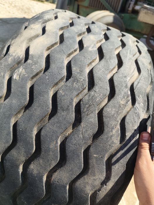 Pneu agrícola de reboque cisterna ou enfradadeira
