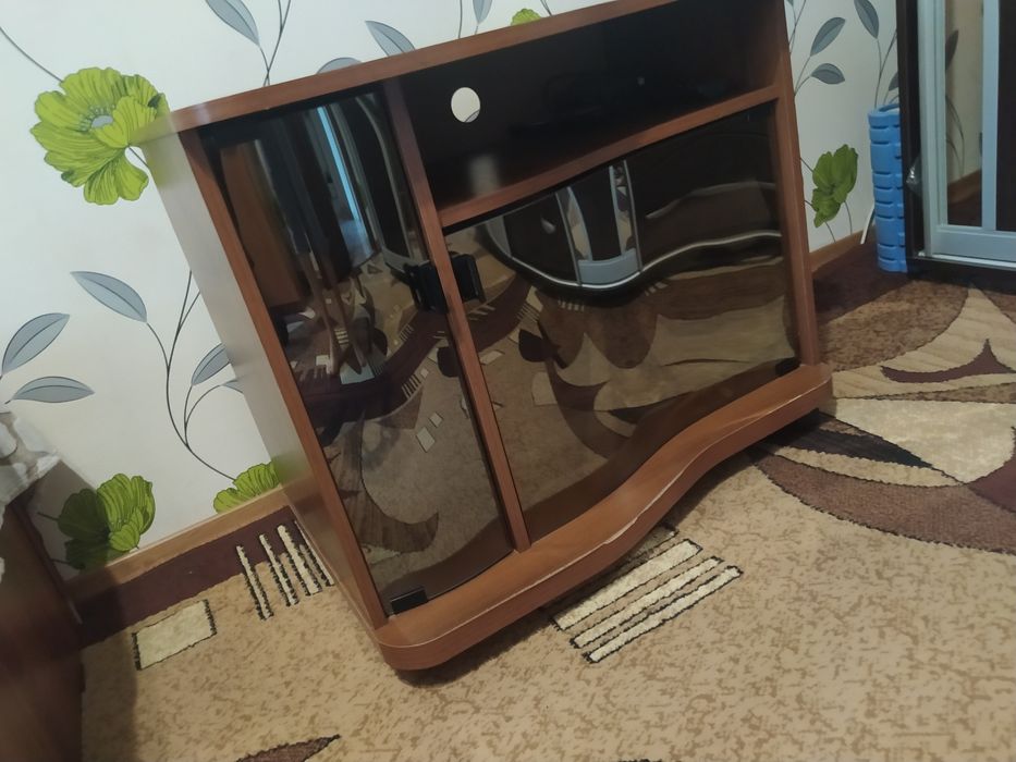 Продам тумбу под телевизор без стекла