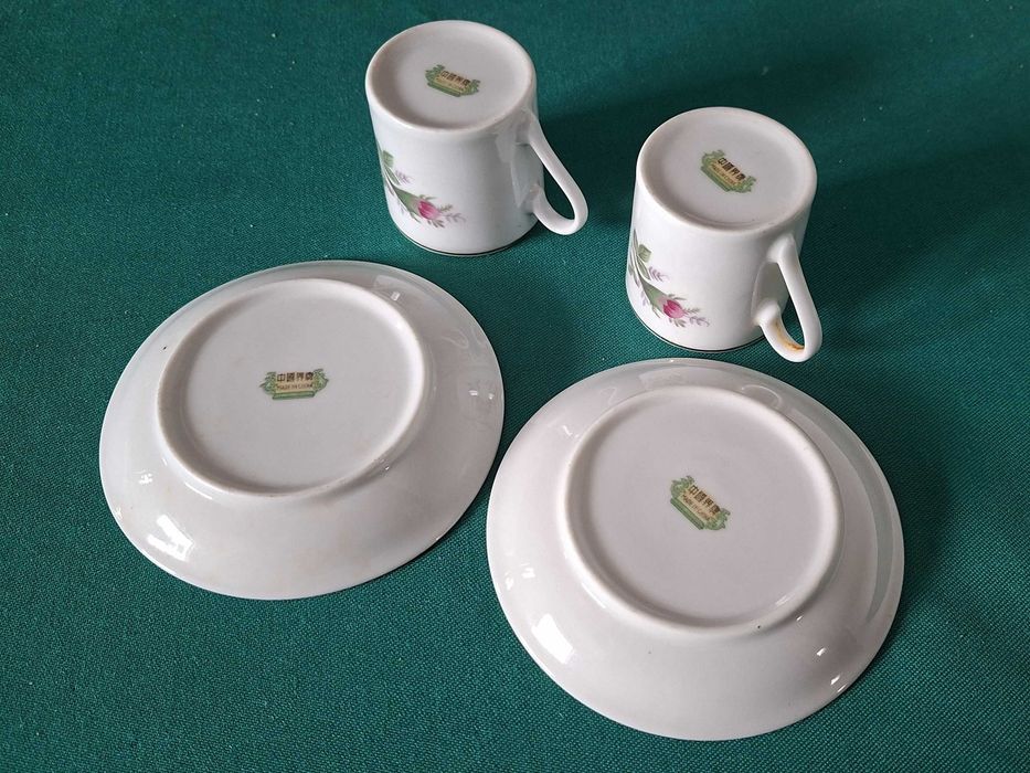 Duas Chávenas de café orientais antigas, com rosas