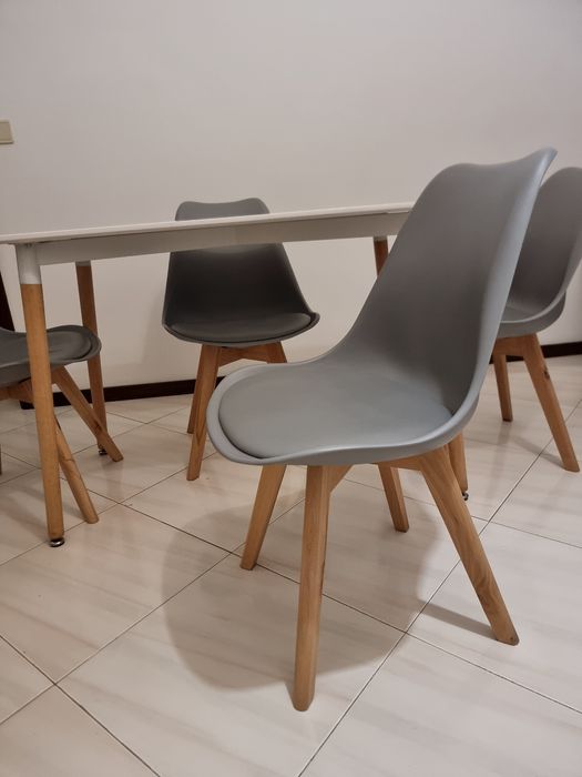 Conjunto de mesa de jantar + 4 cadeiras em excelente estado