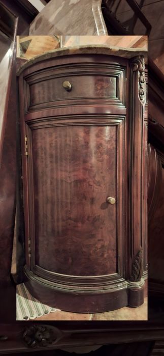 Elegante Aparador com Espelho e Tampo de Pedra