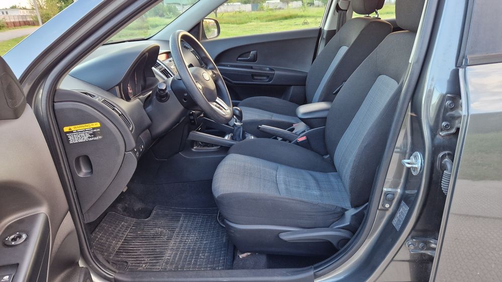 Автомобиль Kia Cee'd универсал 2009 рік