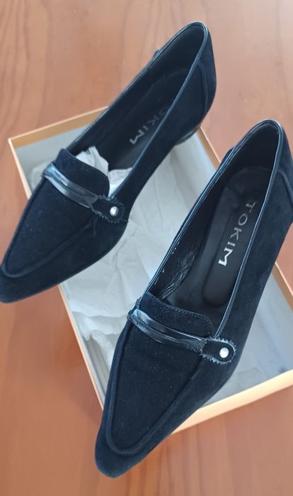 Sapatos pretos de camurça