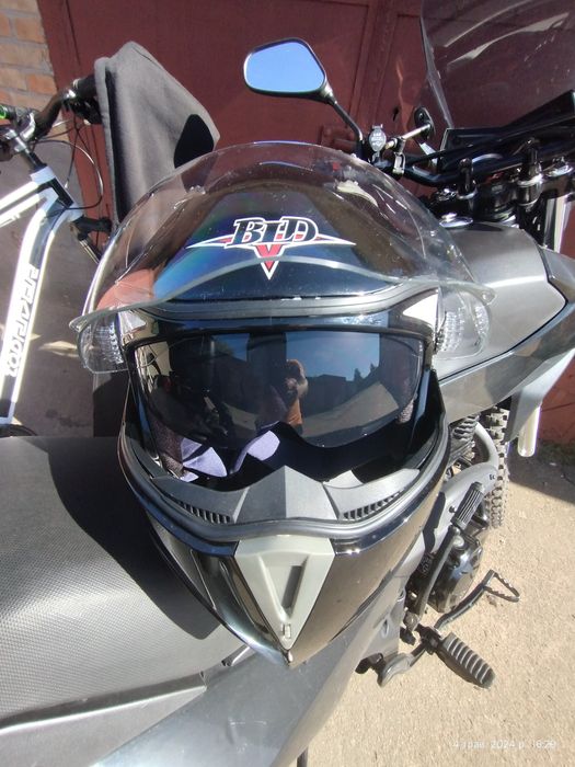 Мотоциклетний шолом модуляр з вбудованими очками. Розмір від 54 до 60