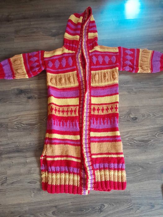 Sweter wełniany ręcznie robiony na drutach