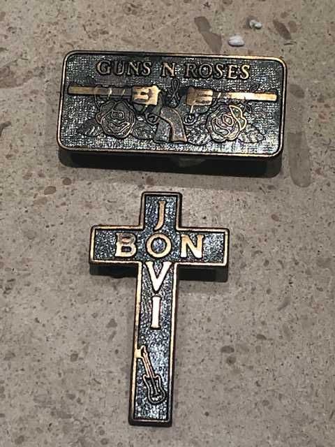 Conjunto de 2 pin's metálicos, um de Bon Jovi e  outro de Guns N Roses