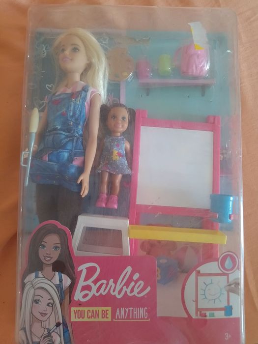 Lalka barbie i akcesoria  zestaw Art teacher Barbie malarka tablica..