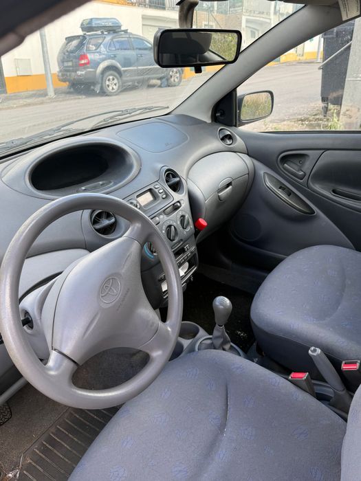 Toyota Yaris 1.0 VVT-i Línea Luna (2002) – Económico e Fiável. Poucos kms