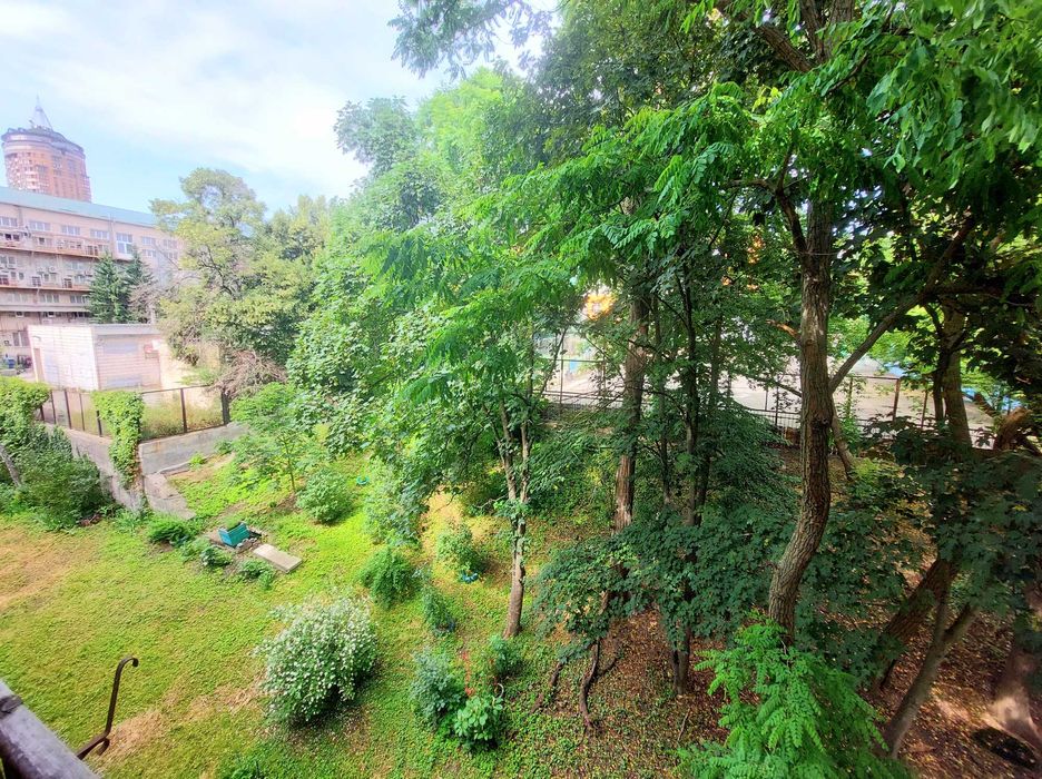 Без комісії продам 2-к.  Маккейна, 38а. Метро Звіринецька - 5 хв. пішк