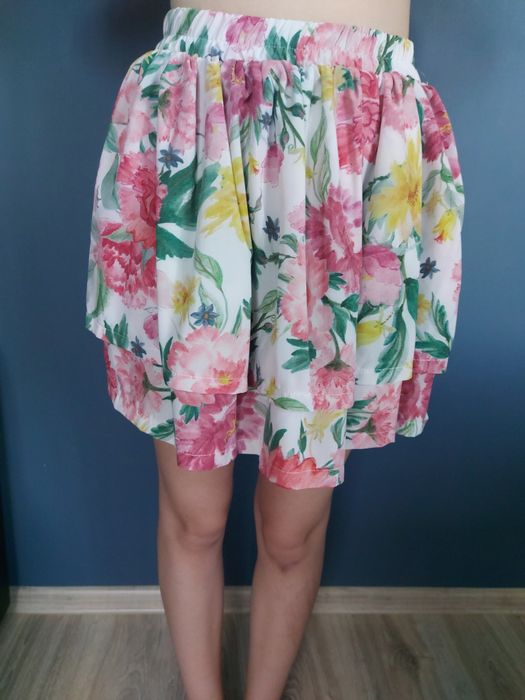 Zwiewna nowa spódnica z metką.