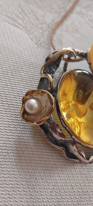 Artystyczna  zawieszka z bursztynami i perłà