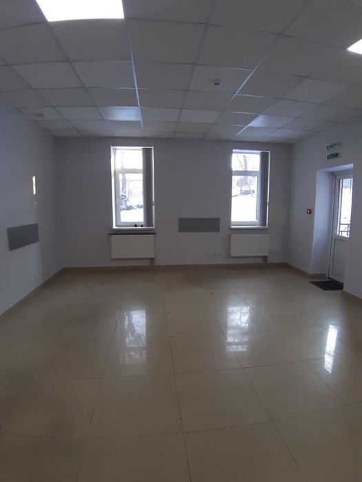 Оренда будівлі з прилеглою територією в центрі,  1100 м2 (БЕЗ КОМІСІЇ)