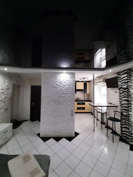 Квартира студія на Червоної калини 4 а  подобово та погодинно