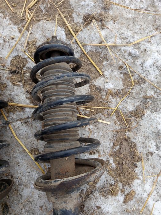 Передні стойки Passat B4