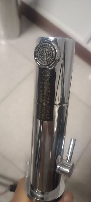 Torneira eletrónica misturadora marca PRESTO NOVA