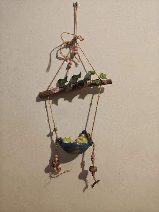 Piękna stara dekoracyja żaba na hamaku