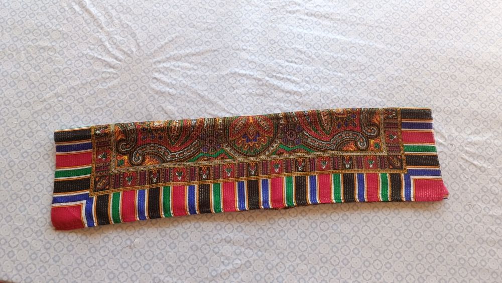 Lenço quadrado antigo em lã com fios dê ouro