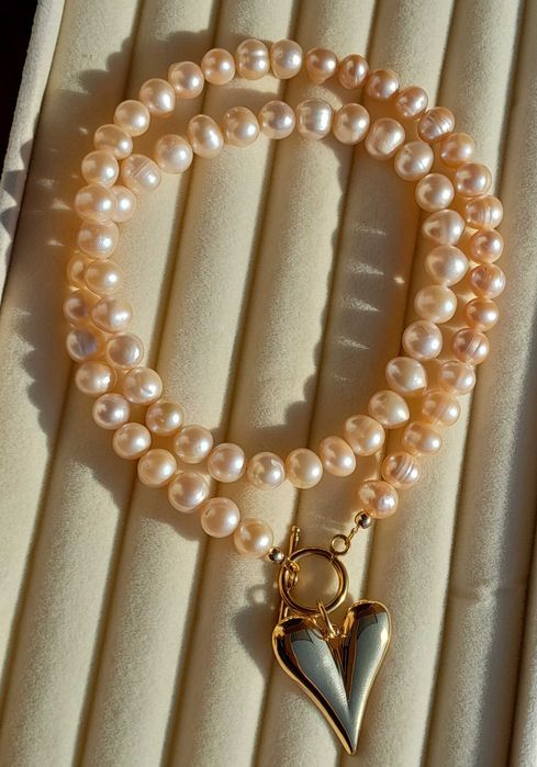 Bransoletka z naturalnymi beżowo złotymi perłami.