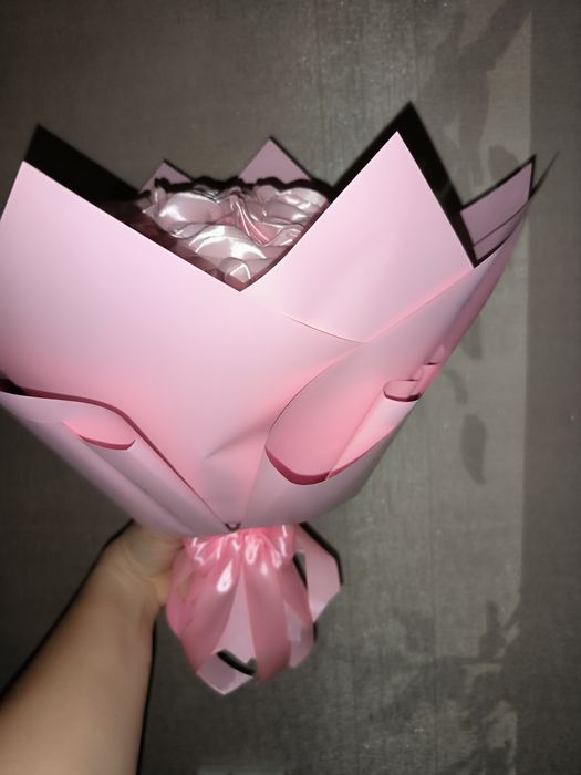 Букет з атласних троянд