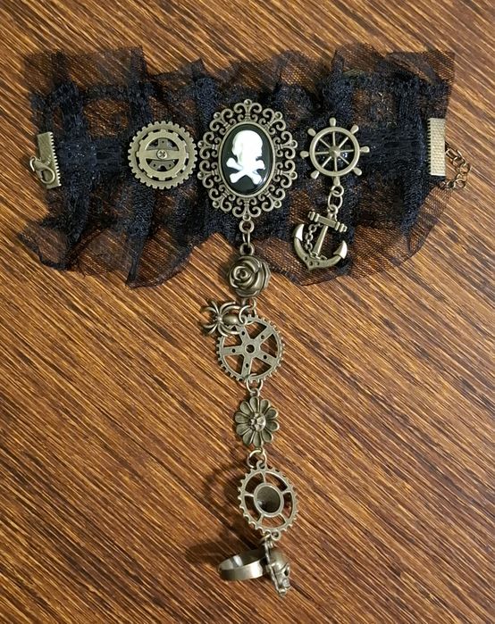 Zestaw pierścionek i bransoletka z czaszką.