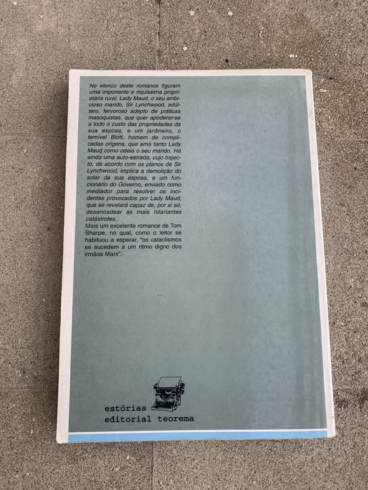 Livro Uma Mancha na Paisagem de Tom Sharpe