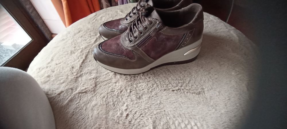 Sapatos desportivos castanhos