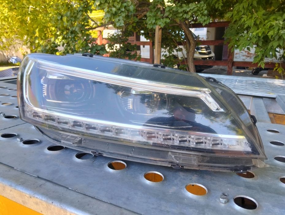 Передні фари LED/BILED на Volkswagen Passat B7 USA B8