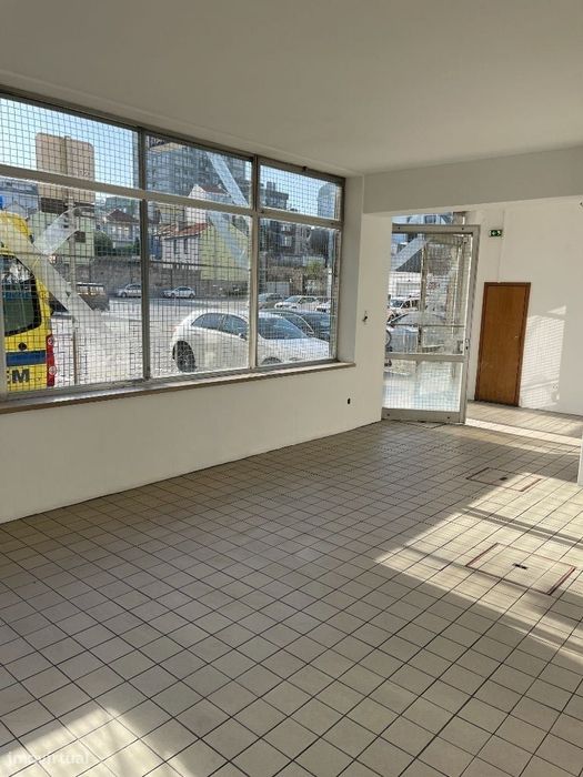 Loja com 116m2 no centro do Porto