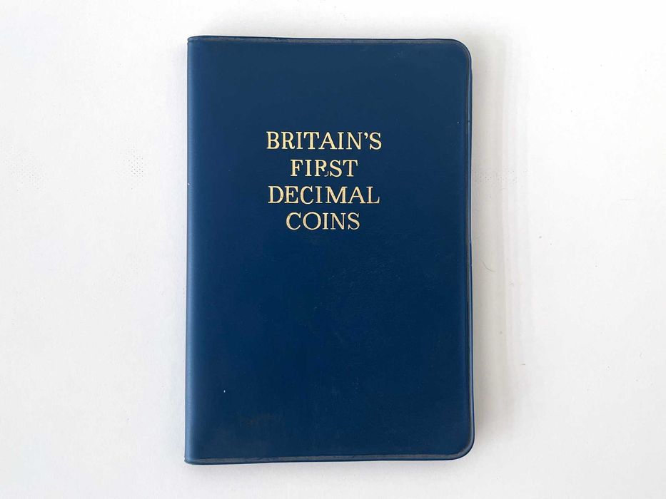 Coleção de primeiras moedas Britânicas no sistema decimal.