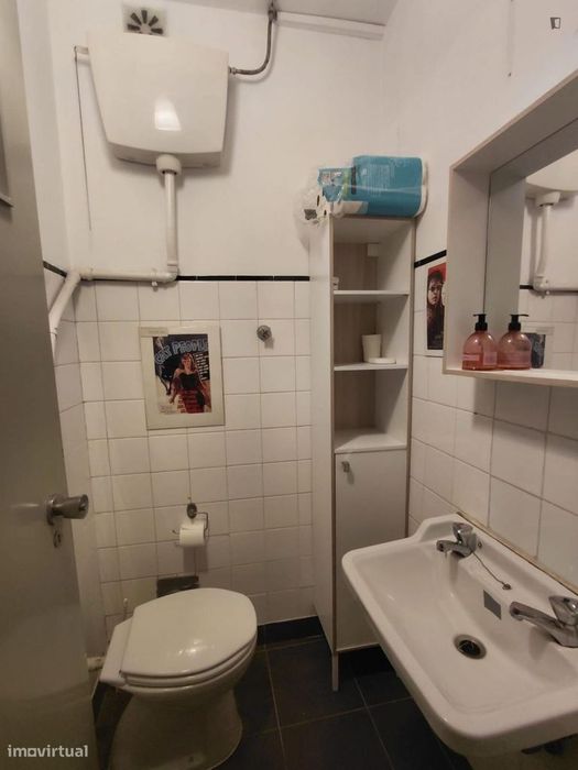 Quarto - localizado em Roma-Areeiro Lisbon