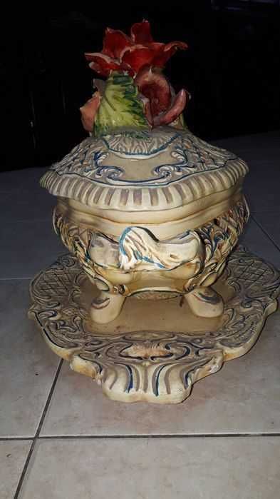 Terrina antiga com prato grande