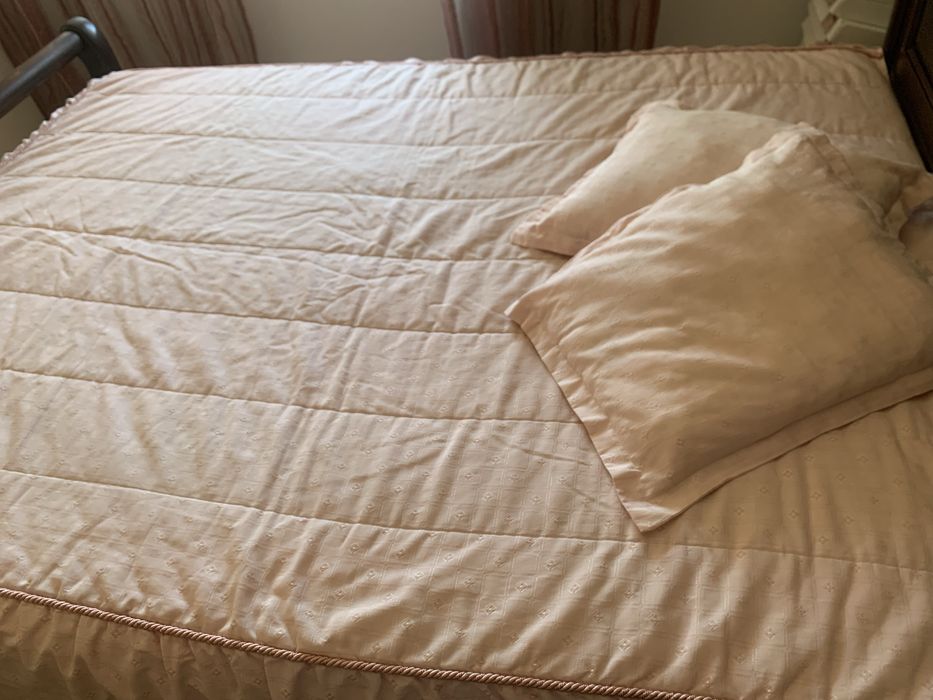 Colcha acolchoada com folho e 2 almofadas