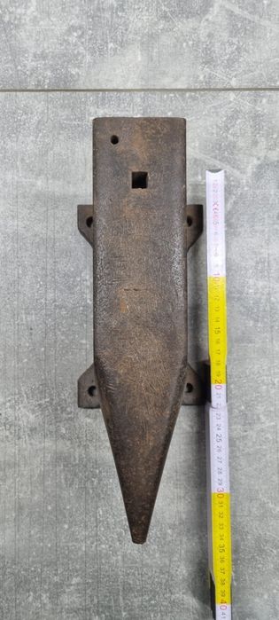 Stare małe kowadło 8 kg.