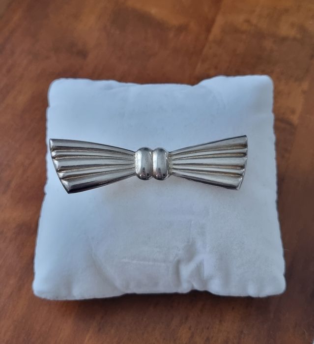 Piękna srebrną broszka kokarda muszka vintage 925