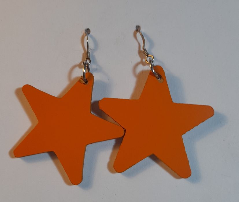 Brincos em Madeira com design de estrelas.
