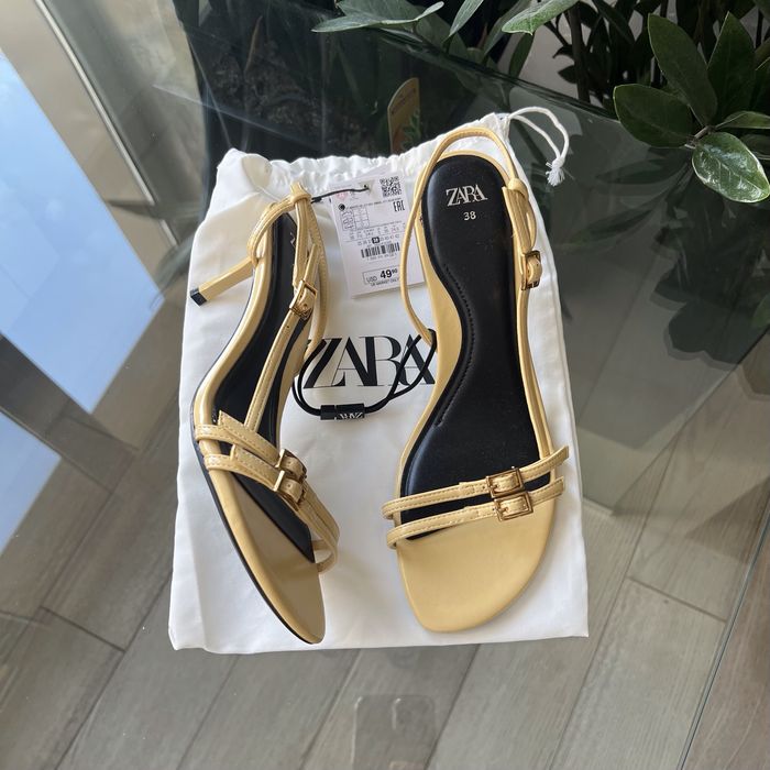 Стильні акцентні босоніжки ZARA!