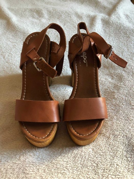 Босоніжки на дерев'яній підошві