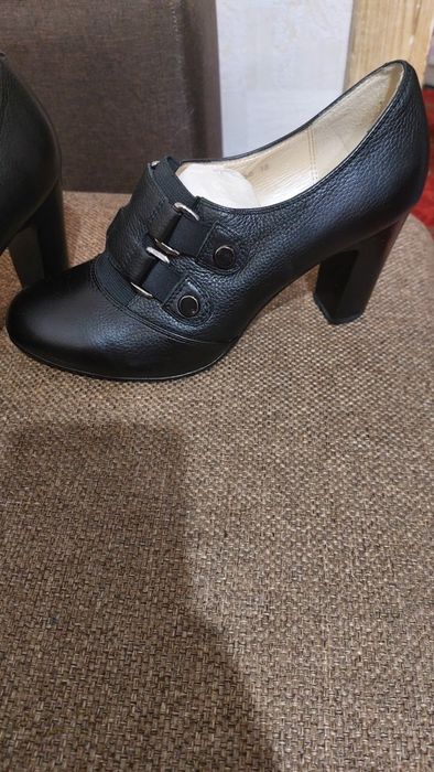 Шкіряні туфлі чорного кольору