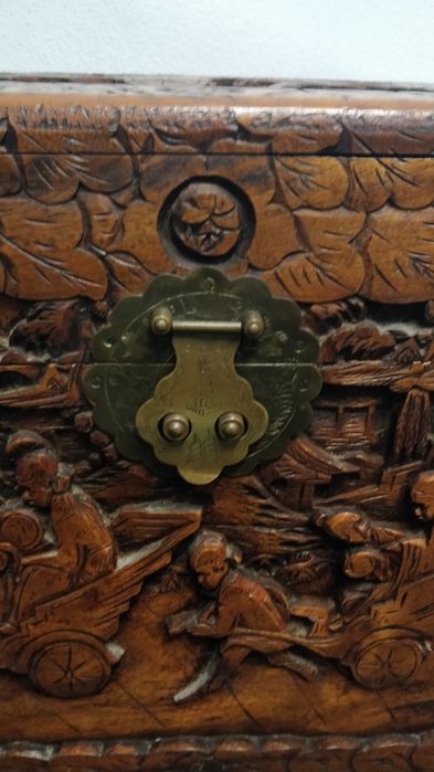 Arca em madeira de cânfora detalhada