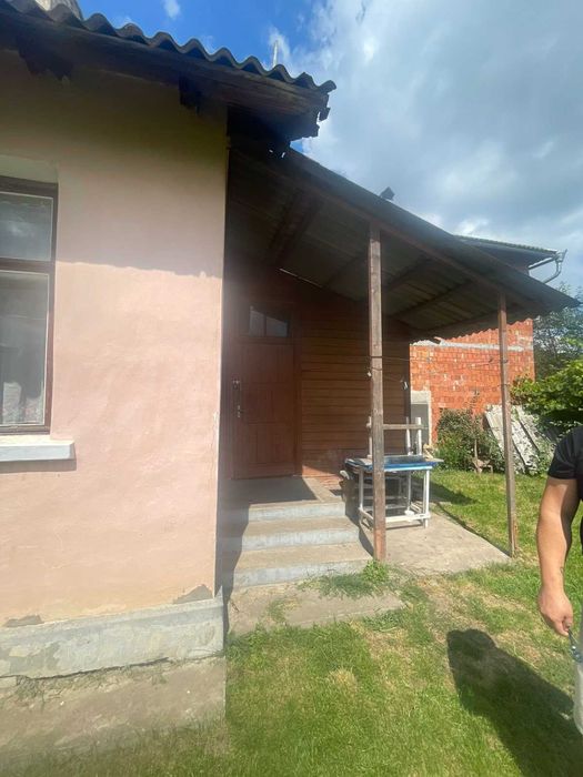 Частина будинкув селі Лужани