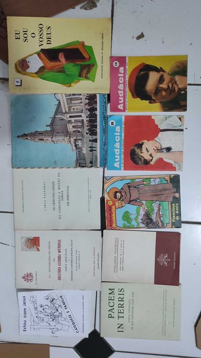 Lote 75 Publicações Diversas sobre Religião Católica
