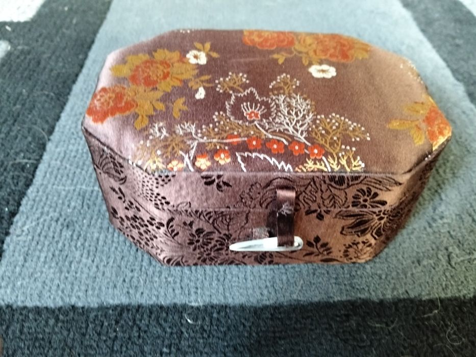 Caixa de joias oriental com estilo floral