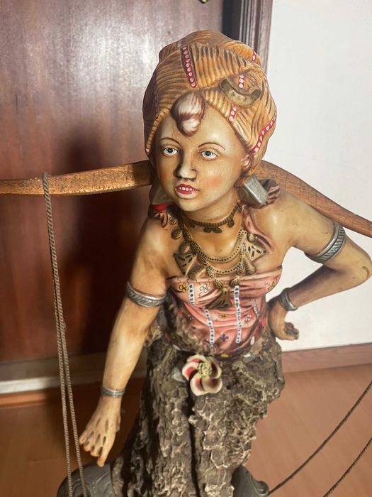 Estátua decorativa em ceramica