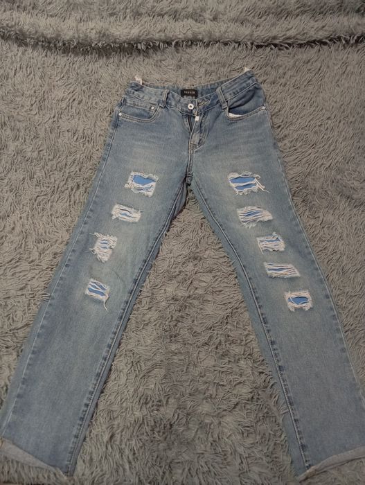 Двоє порваних джинсів, безкоштовно