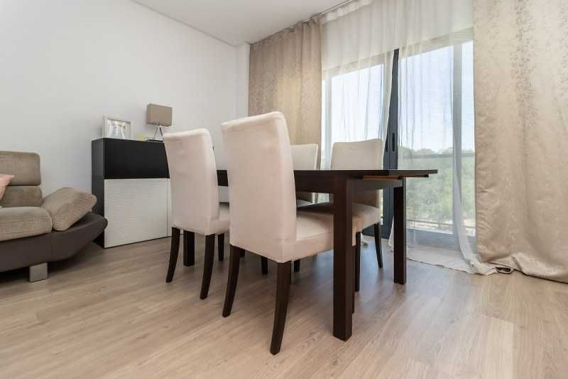 Mesa de Jantar extensível, com cadeiras.